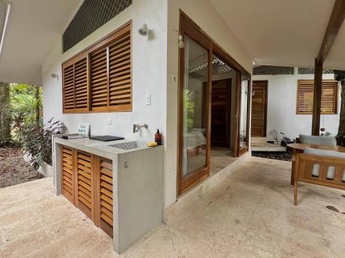 une cuisine extérieure avec un évier et une table dans l'établissement Villas Guaitil Cozy Jungle Hideaway in Playa Chiquita, à Puerto Viejo