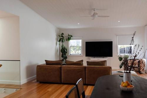 Μια τηλεόραση ή/και κέντρο ψυχαγωγίας στο Clovers Rest - Artisan Retreat - Central Bangalow