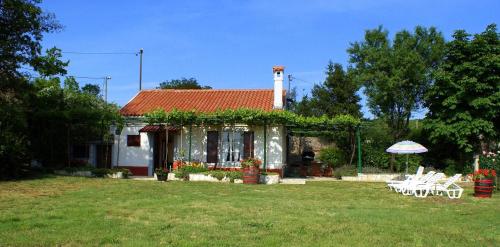 Freistehendes Haus Violeta Mit Weitläufigen Garten