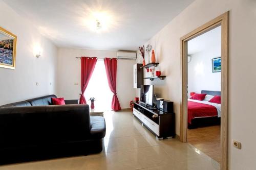 ein Wohnzimmer mit einem Bett und einem Spiegel in der Unterkunft Ganzes Ferienhaus in Pisak mit Privatem Pool in Pisak