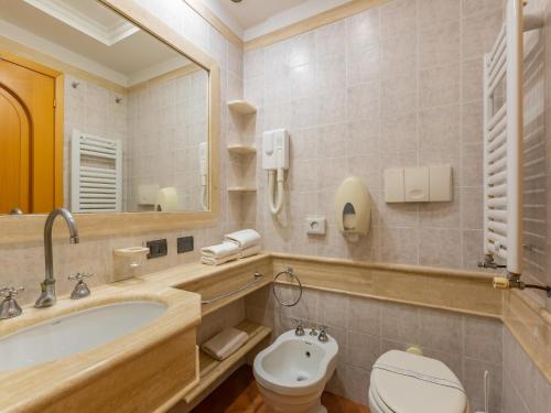 une salle de bains avec baignoire, toilettes et lavabo dans l'établissement Apartment in Roma by Marco Simone Golf, à Marco Simone