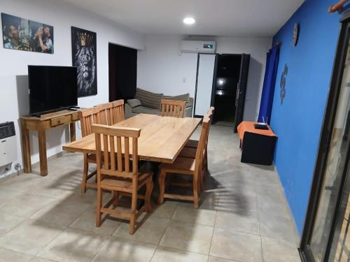 Televiisor ja/või meelelahutuskeskus majutusasutuses Complejo Bru-Mar