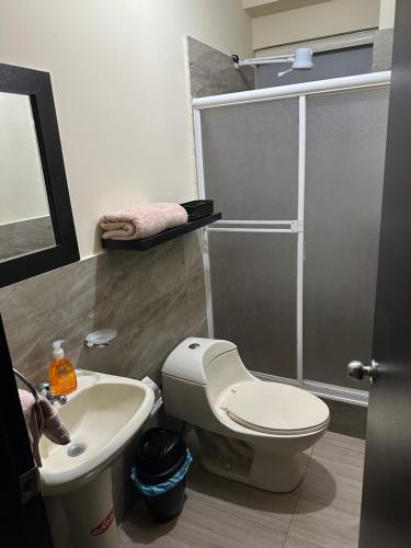 Ένα μπάνιο στο Apartamento en Manta