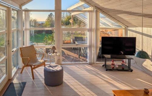 Et tv og/eller underholdning på Amazing Home In Spøttrup With House A Panoramic View
