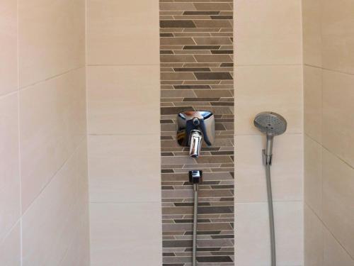 Ένα μπάνιο στο Eifel finca with whirlpool and garden lounge