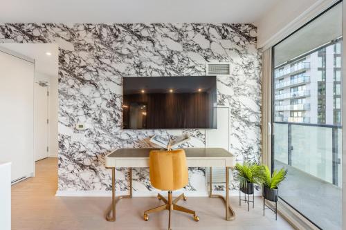 Μια τηλεόραση ή/και κέντρο ψυχαγωγίας στο Mövenpick Suites - Toronto Entertainment District