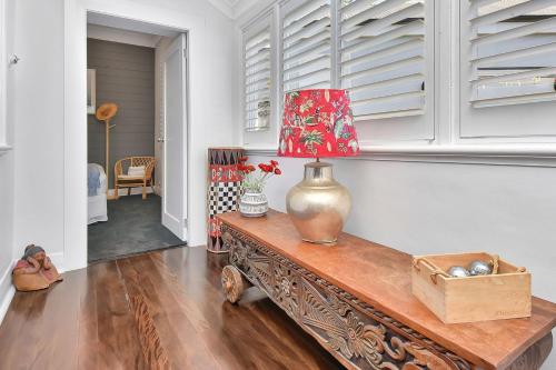 ein Zimmer mit einem Tisch und einer Vase darauf in der Unterkunft Merewether House 1910 - Iconic and Luxury Home in Merewether