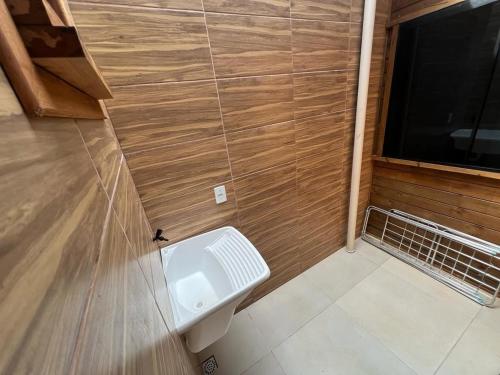 a small bathroom with a toilet in a room at Pousada vô ze in Imbituba