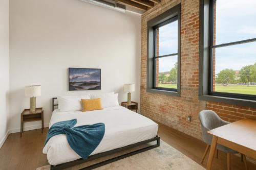 Postel nebo postele na pokoji v ubytování Sleepover Modern Lofts Newton IA