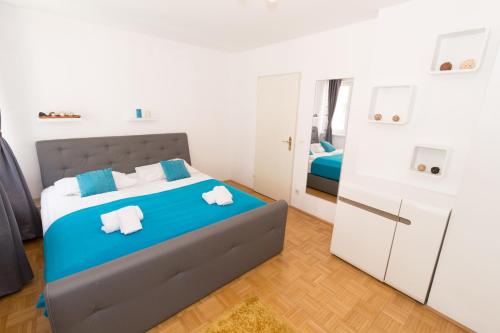 1 dormitorio con cama y espejo en Apartment Wichtelgasse, en Viena