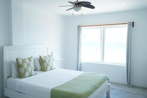 Ένα ή περισσότερα κρεβάτια σε δωμάτιο στο The Suites at Flip Flop Inn