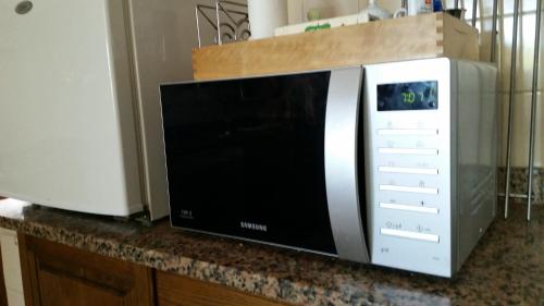 a microwave sitting on top of a counter at Nossa Casa na Aldeia in Viseu