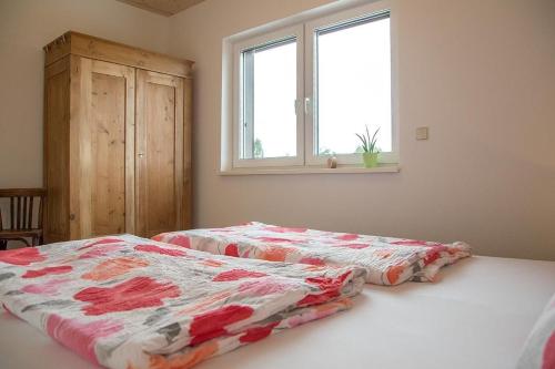 a bedroom with two beds and a window at Ferienwohnung Im Illertal in Altenstadt