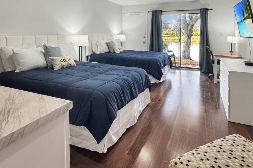 Кровать или кровати в номере Golf and Tennis Community Studio - Peaceful Pond Paradise - Pet friendly