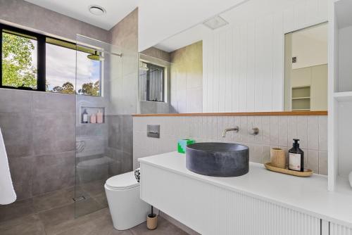 RelbiaGlenbothy Estate的带水槽、马桶和淋浴的浴室