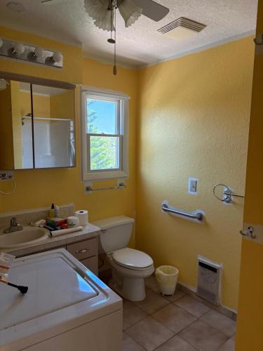 Ένα μπάνιο στο Cozy one bedroom with great water views lots of room