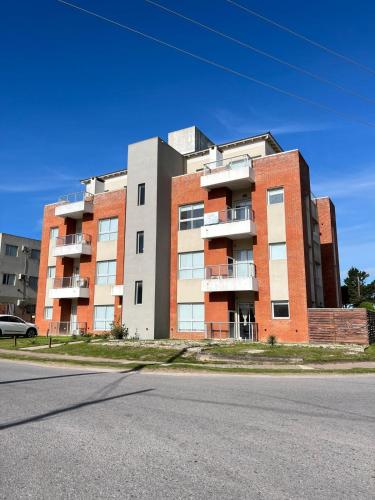 een appartementencomplex aan de straatkant bij Lobos de Mar IV in Ostende