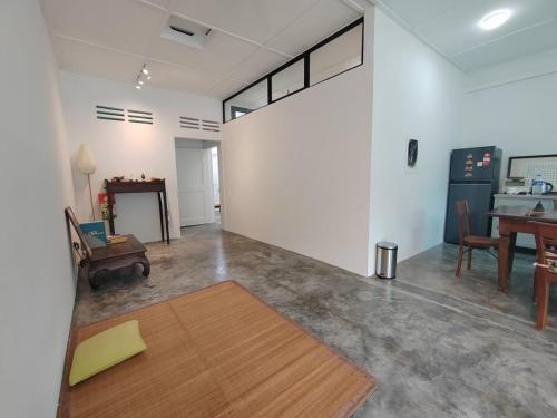 Una sala de estar con un escritorio y una mesa y una habitación con una alfombra. en Zen 1 Room KL, en Kuala Lumpur