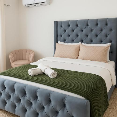 CancinoOne bedroom,central location Wifi&Ac的一间卧室，有一张大床，床上有两条毛巾