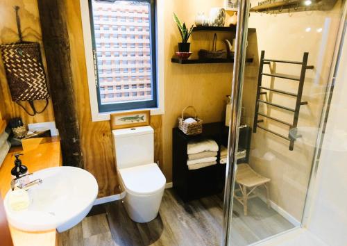 une salle de bain avec toilettes, lavabo et douche dans l'établissement Corru Gate, à Mapua