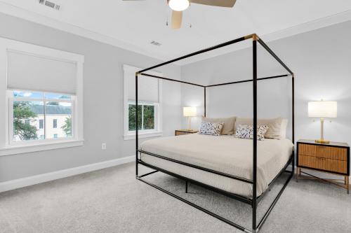 The Juliette by AvantStay في سافانا: غرفة نوم بيضاء مع سرير مظلة ونافذة