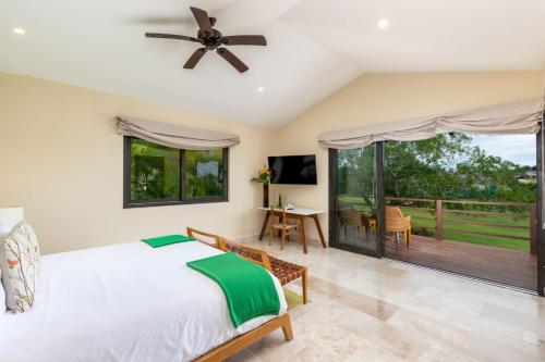 - une chambre avec un lit, un ventilateur de plafond et un balcon dans l'établissement 4 bdr Villa With Pool and Hot Tub - La Serenata 3, à Punta Mita