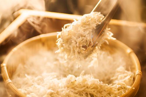 una ciotola di riso con un cucchiaio dentro di Manpa Resort a Wakayama