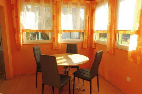 Fotografie z fotogalerie ubytování Ferienhaus Mit Pool v destinaci Radewege