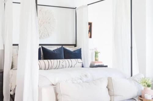 En eller flere senge i et værelse på Luxury South End Apartment with Rooftop Pool