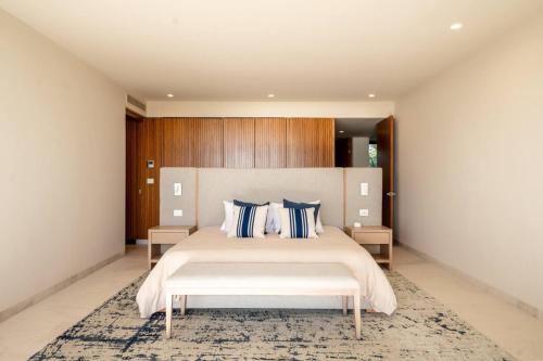 Postel nebo postele na pokoji v ubytování 4 bed Lux condo - Ocean Views Private Pool