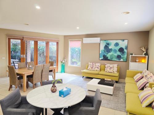 Et opholdsområde på Specious ex-display 5 BDR house,up to 15 guests, Fully AC- Williams Landing