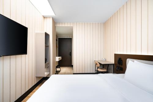 Postel nebo postele na pokoji v ubytování Hanting Hotel Shenzhen Coast City Nanyou Clothing City