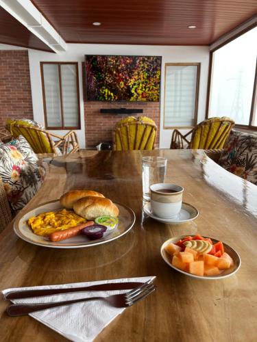 MacanalにあるVilla Celesteのテーブル上の食器2皿