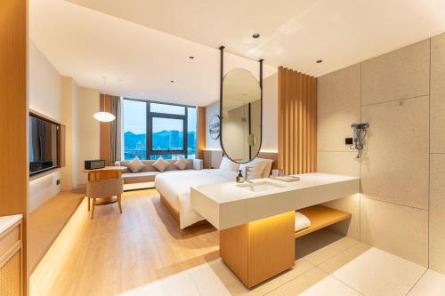 Μια τηλεόραση ή/και κέντρο ψυχαγωγίας στο Hangzhou Tonglu Fuchun River Blossom Hill Hotel