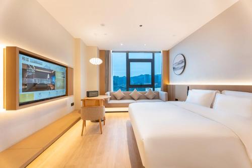 Ένα ή περισσότερα κρεβάτια σε δωμάτιο στο Hangzhou Tonglu Fuchun River Blossom Hill Hotel