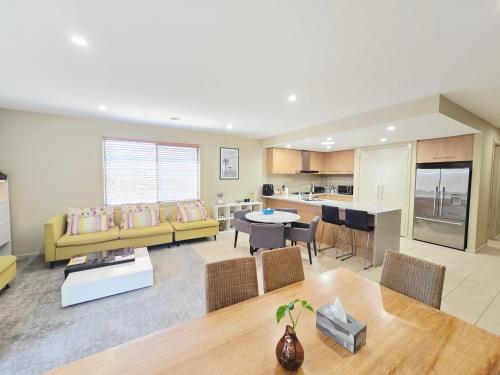 Η κουζίνα ή μικρή κουζίνα στο Specious ex-display 5 BDR house,up to 15 guests- Williams Landing