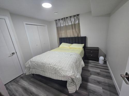 En eller flere senge i et værelse på Brand New Peaceful and Cozy Suite