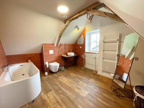 Koupelna v ubytování Magnifique gîte avec jardin et parking, proche d'Azay-le-Rideau - FR-1-381-641