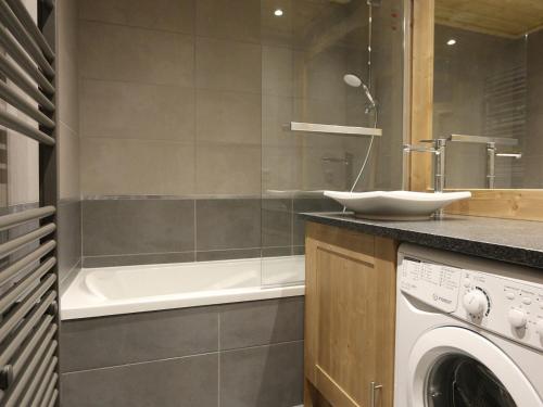 Koupelna v ubytování Appartement standing 2 chambres, centre-ville, 5 pers, WiFi, parking - FR-1-836-8