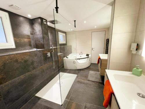 Koupelna v ubytování Gîte de charme avec jardin clos et animaux acceptés - FR-1-381-640