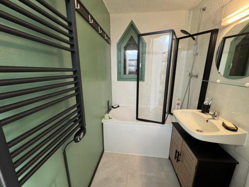 Ένα μπάνιο στο Studio 4 pers, cuisine équipée, parking privé, non-fumeur - FR-1-836-43