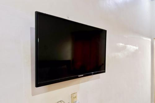 TV a/nebo společenská místnost v ubytování RedDoorz near Gajah Mada Park Medan