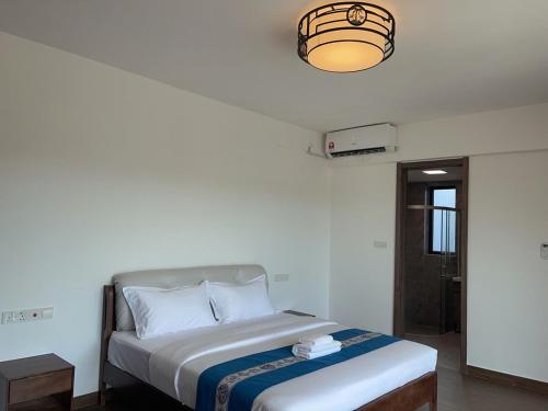 Un pat sau paturi într-o cameră la 森林城市高尔夫别墅中式度假别墅