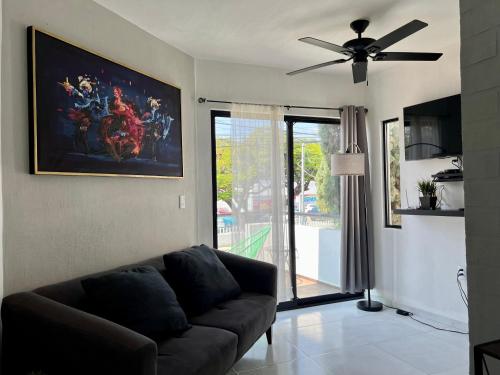 a living room with a couch and a ceiling fan at Departamento Cumbres in Tuxtla Gutiérrez