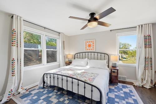 Ένα ή περισσότερα κρεβάτια σε δωμάτιο στο Kansas Cape Cottage