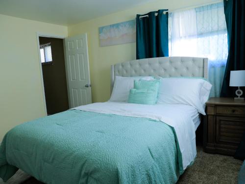 En eller flere senge i et værelse på A Nice and Cozy Home in Fairborn