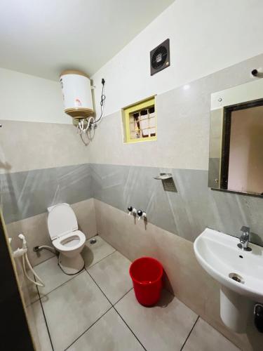 un baño con inodoro y lavabo en Chillwind Service villa, en Padinjarathara