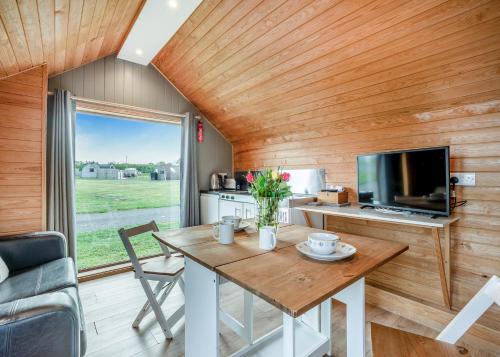 Μια τηλεόραση ή/και κέντρο ψυχαγωγίας στο South View Retreat