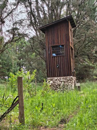 San Eduardo del MarRefugio Torre del Bosque的田野中间的木屋