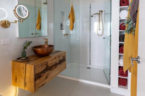 Koupelna v ubytování Aqua and Ember Beach front with pool and spa and wood fires